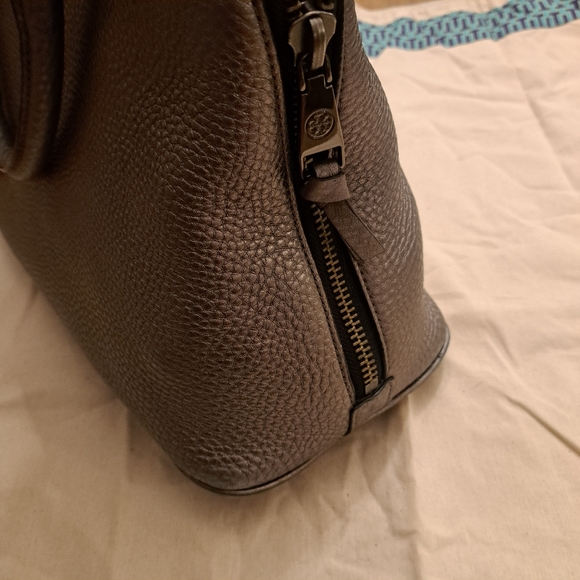 TORY BURCH ROBINSON OPEN DOME SATCHEL IN GUNMETAL PEBBLED LEATHER - Picture 8 of 12